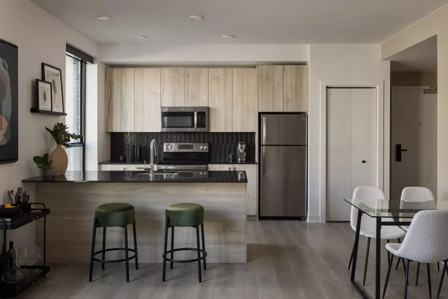 Exterior?w=400&h=260&fit=crop&q=40&auto=format&trim=auto