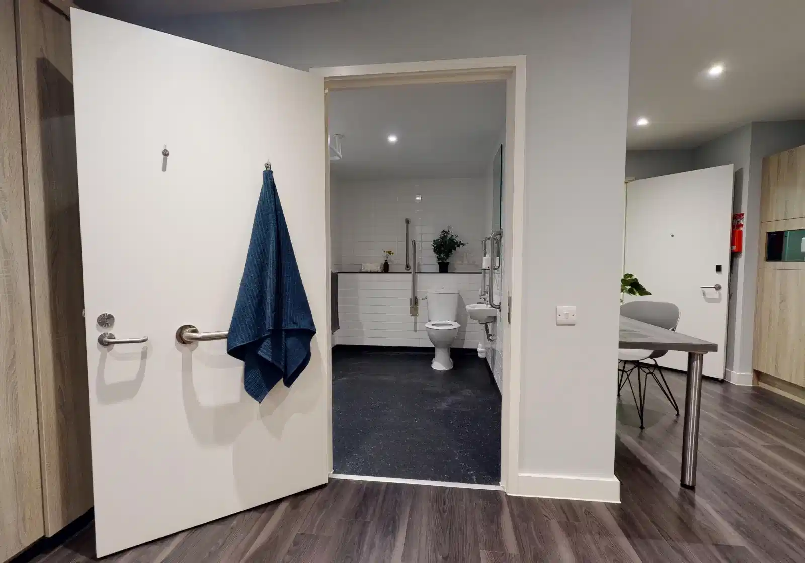 Common Area?w=400&h=260&fit=crop&q=40&auto=format&trim=auto