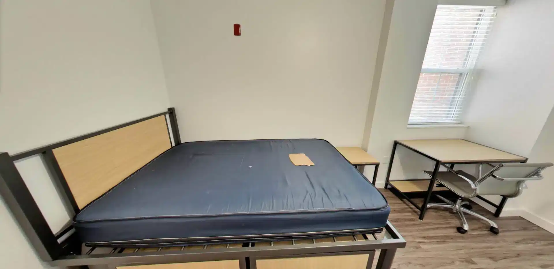 Exterior?w=400&h=260&fit=crop&q=40&auto=format&trim=auto