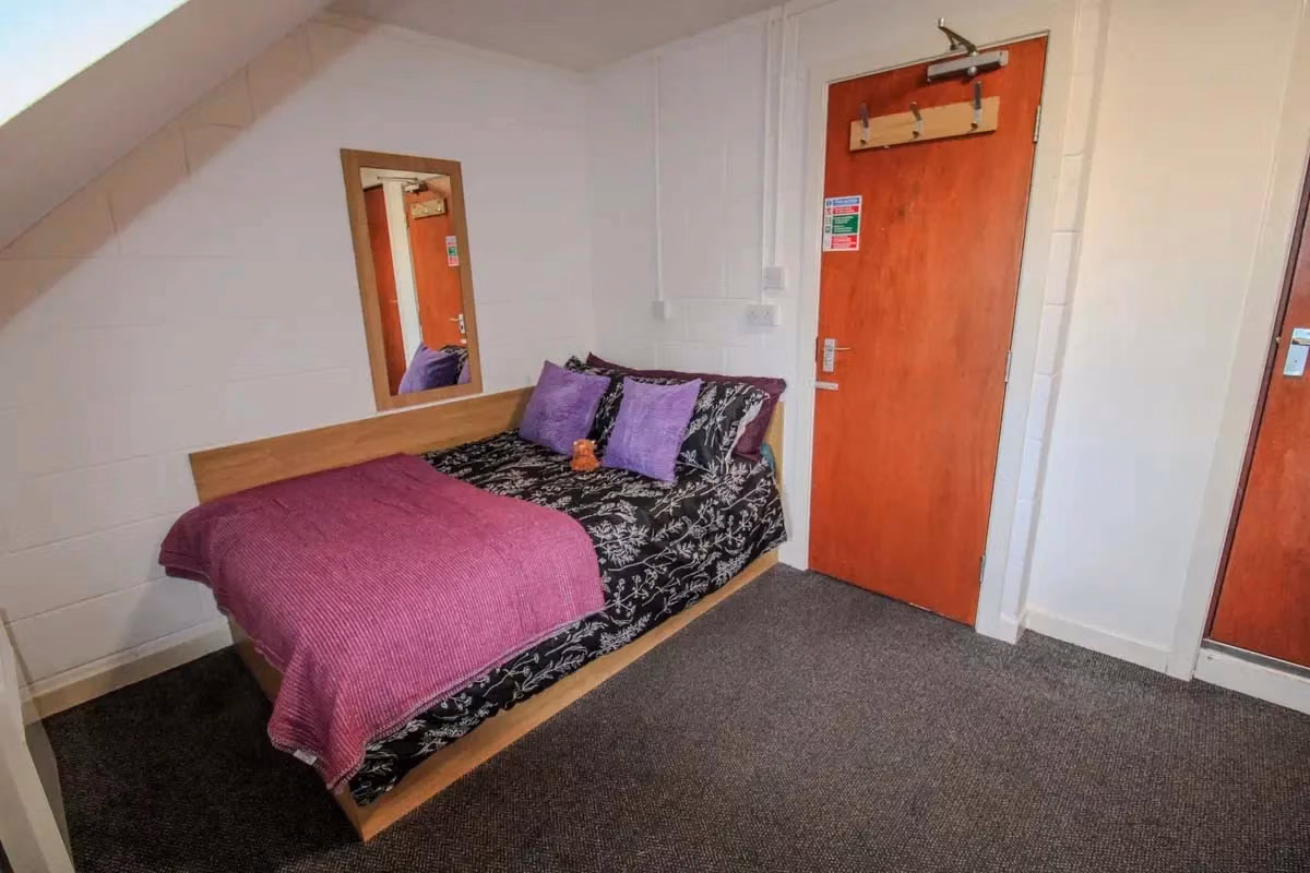 Classic Non Ensuite - Bedroom?w=400&h=260&fit=crop&q=40&auto=format&trim=auto