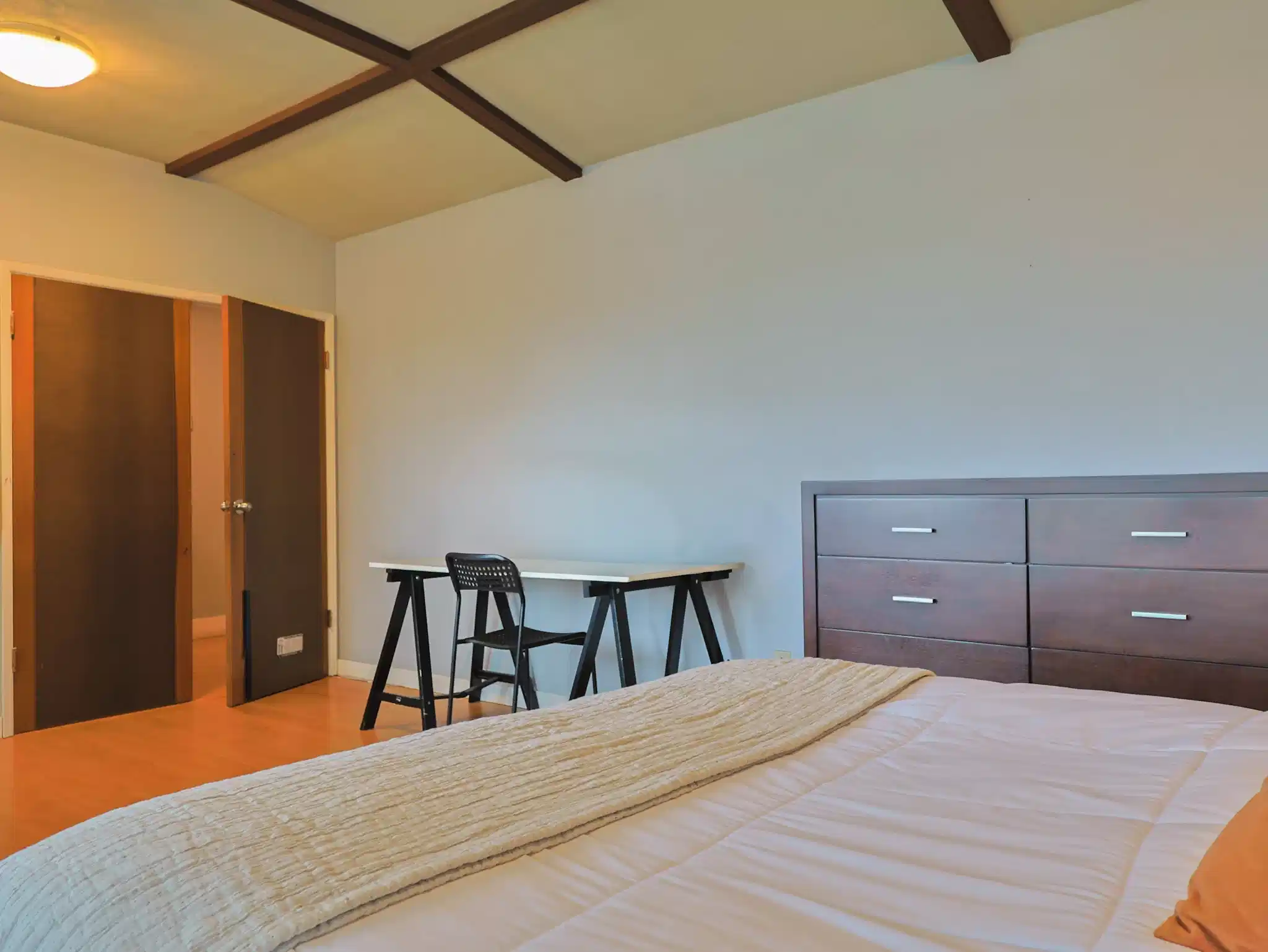 Exterior?w=400&h=260&fit=crop&q=40&auto=format&trim=auto