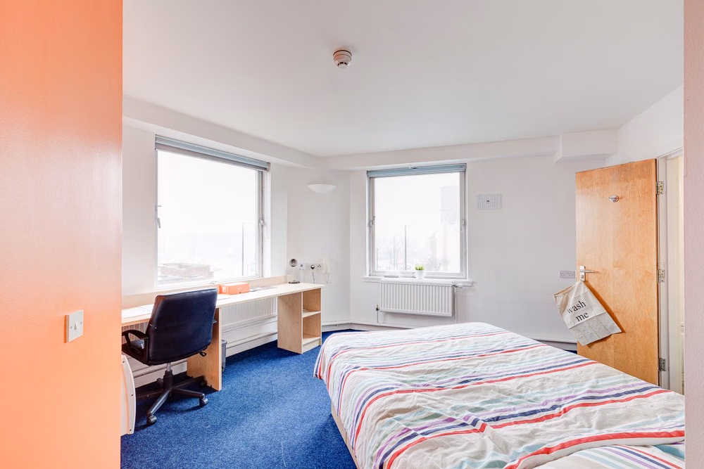 Common Area?w=400&h=260&fit=crop&q=40&auto=format&trim=auto