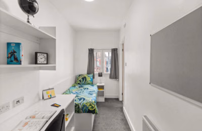 Amenities?w=400&h=260&fit=crop&q=40&auto=format&trim=auto