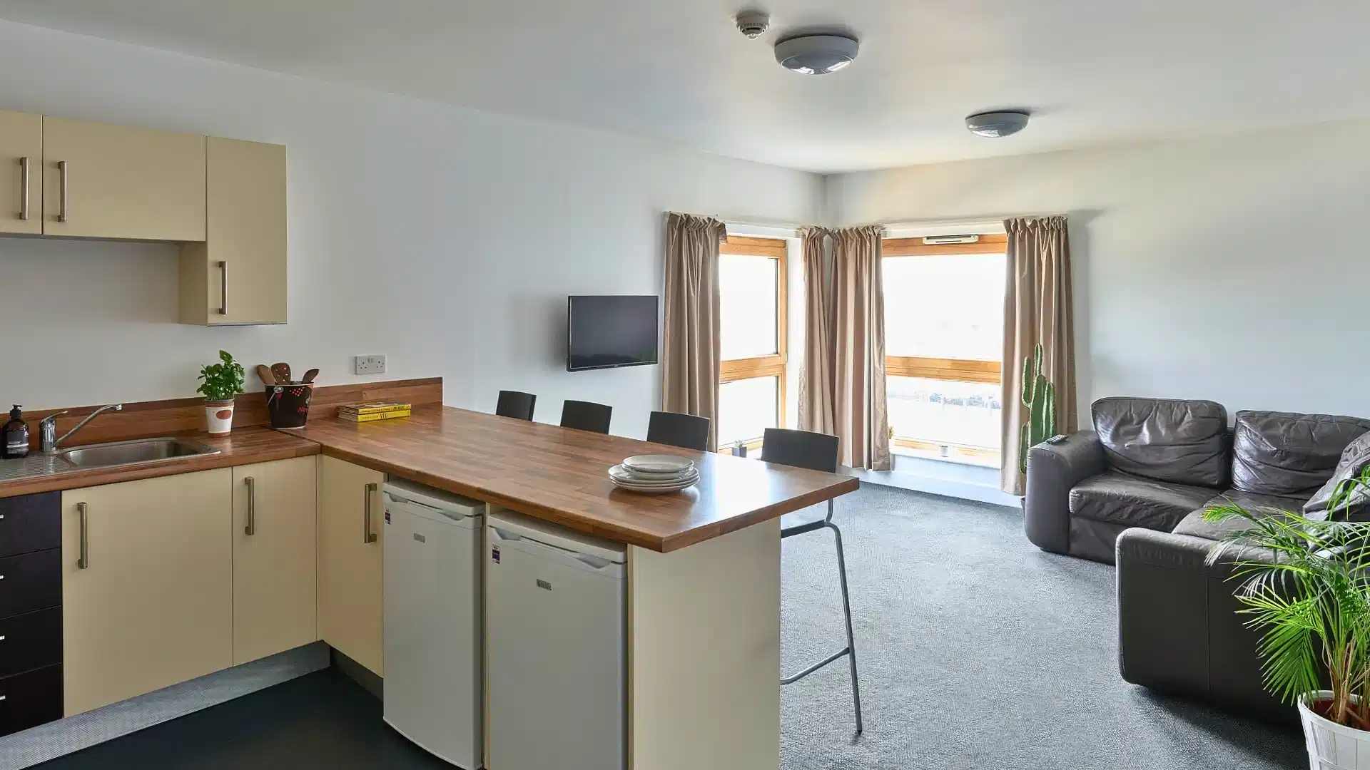 Exterior?w=400&h=260&fit=crop&q=40&auto=format&trim=auto