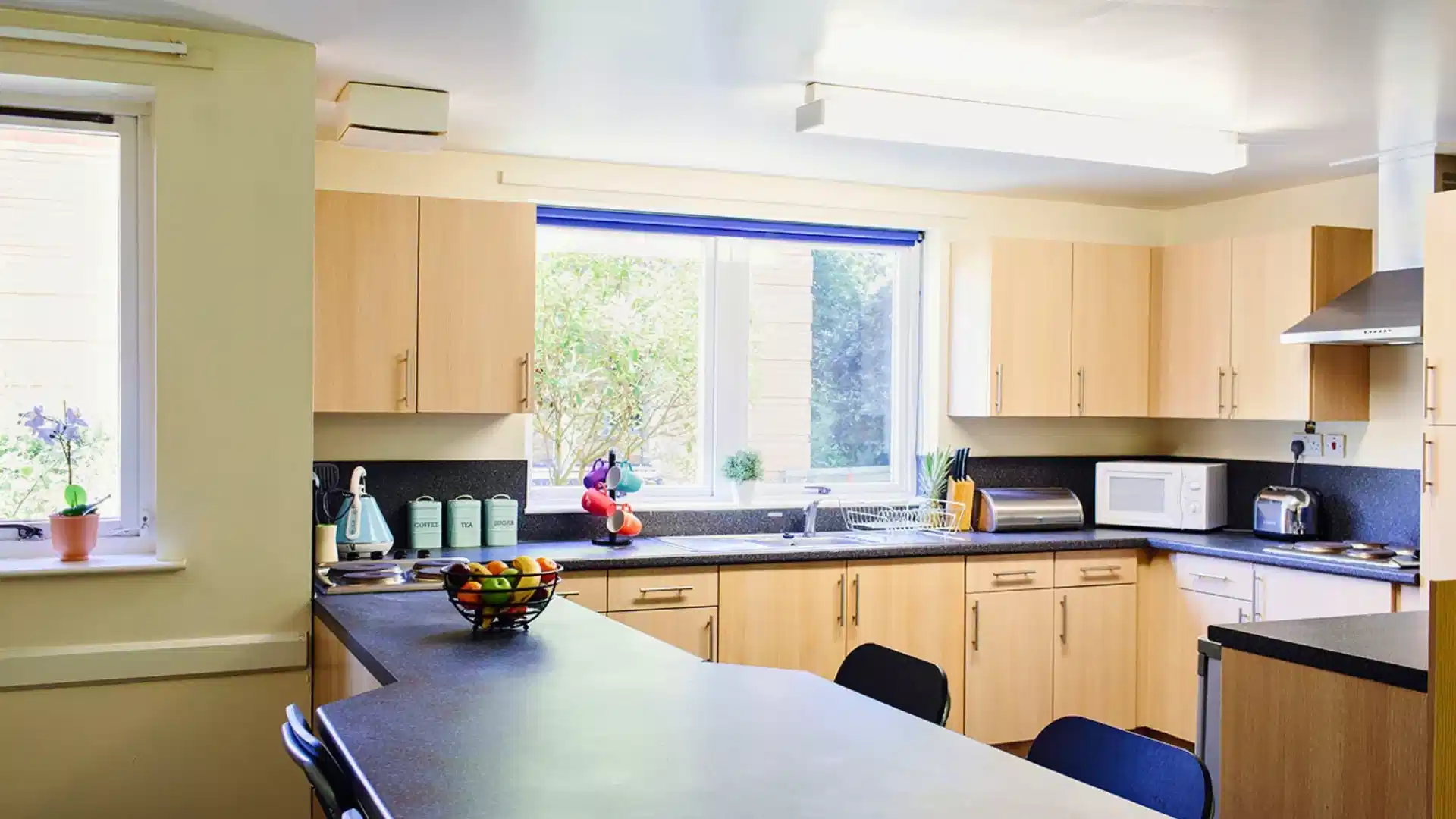 Exterior?w=400&h=260&fit=crop&q=40&auto=format&trim=auto