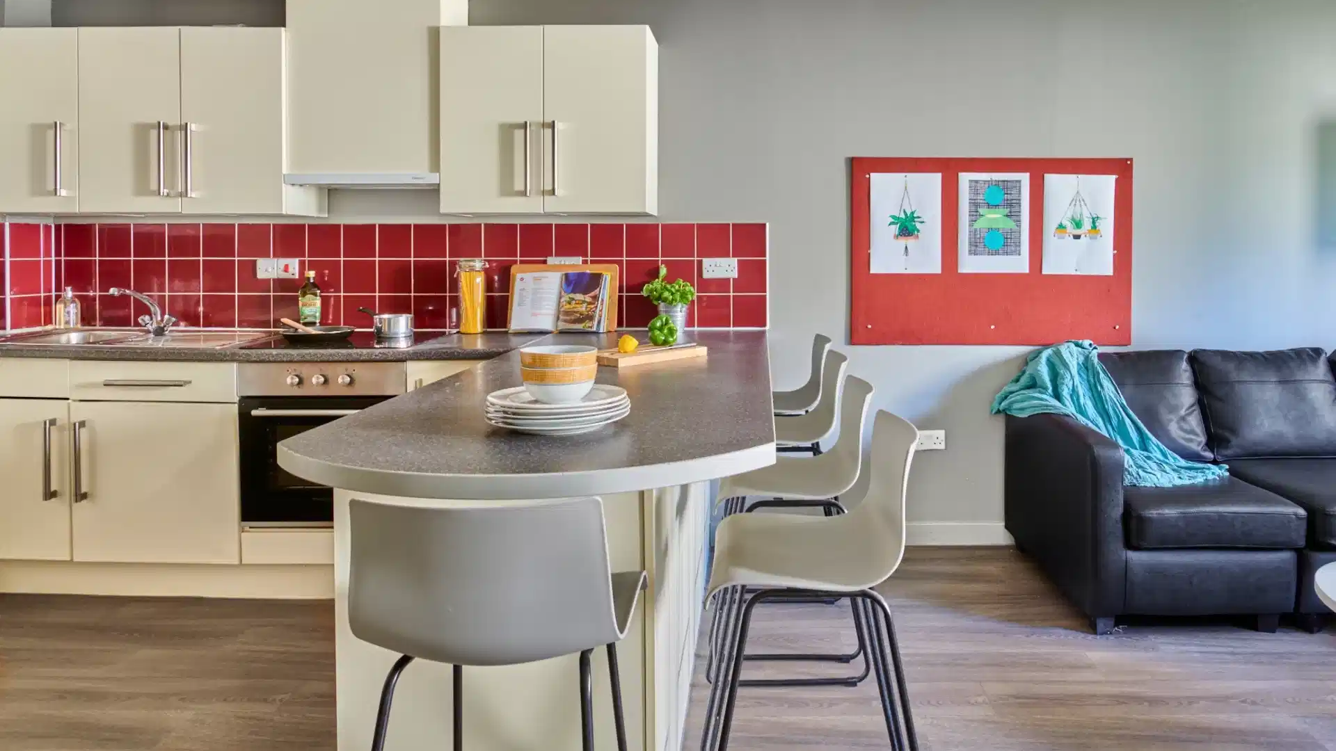 Exterior?w=400&h=260&fit=crop&q=40&auto=format&trim=auto