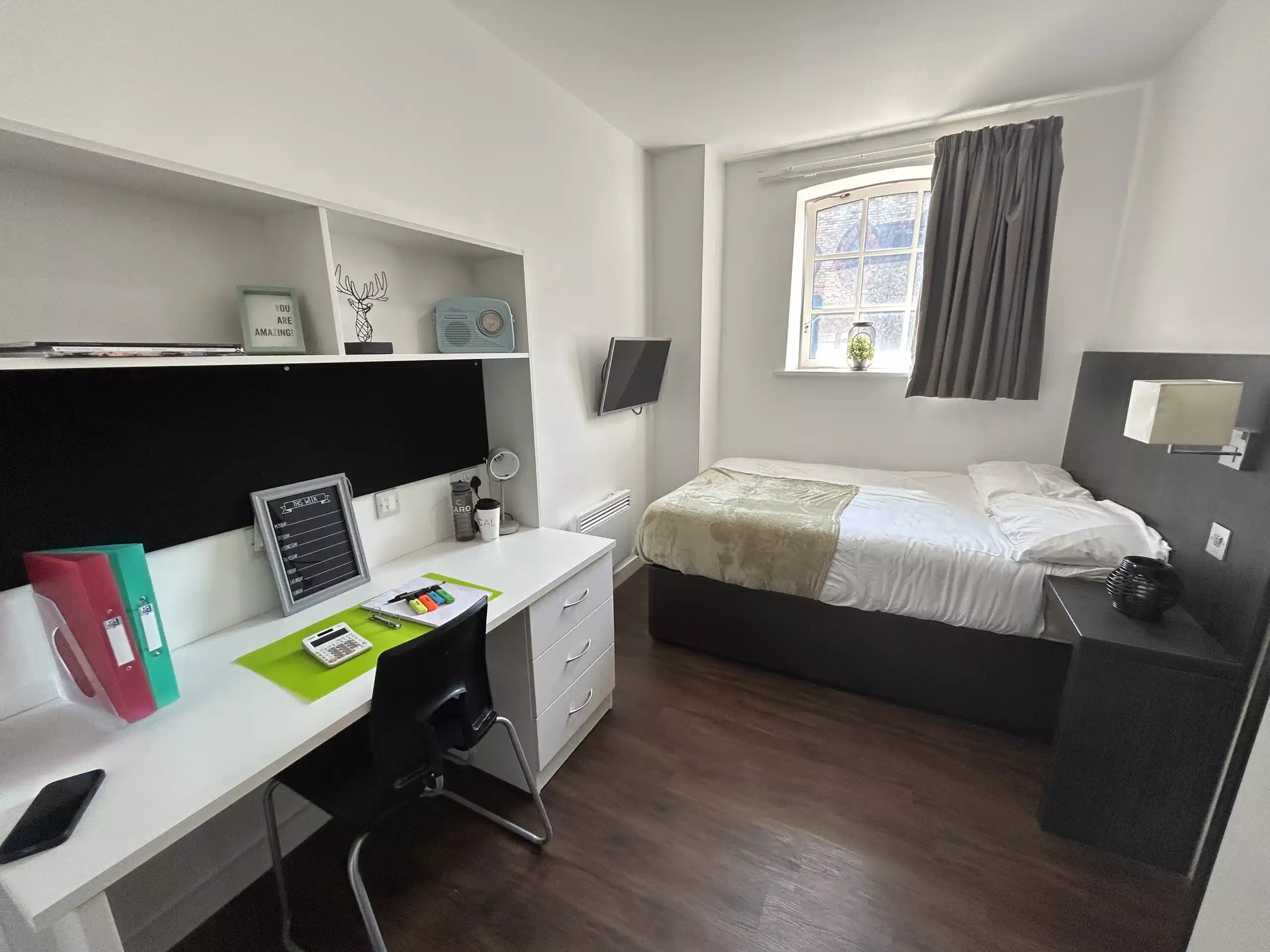 Common Area?w=400&h=260&fit=crop&q=40&auto=format&trim=auto