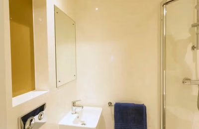 Amenities?w=400&h=260&fit=crop&q=40&auto=format&trim=auto