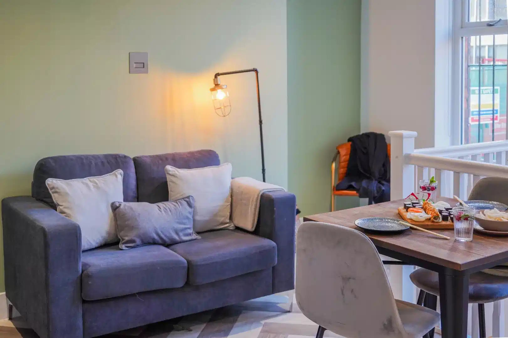 Exterior?w=400&h=260&fit=crop&q=40&auto=format&trim=auto