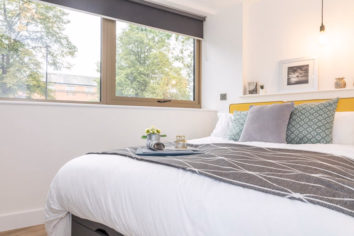 Exterior?w=400&h=260&fit=crop&q=40&auto=format&trim=auto