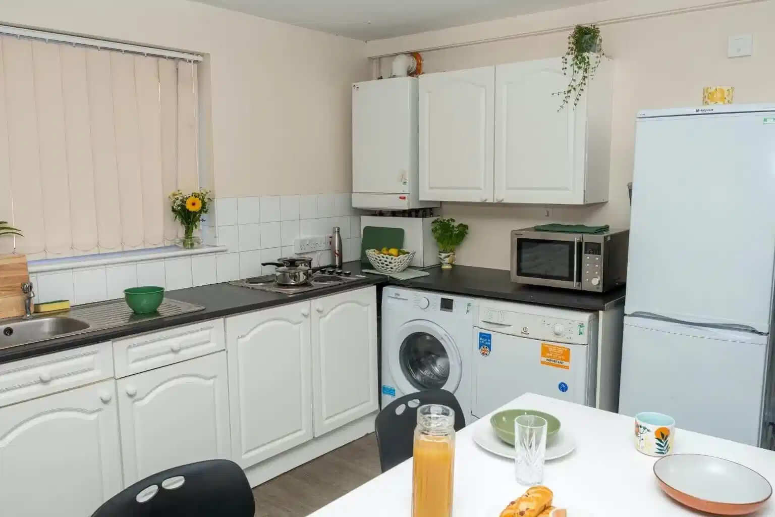 Kitchen?w=400&h=260&fit=crop&q=40&auto=format&trim=auto