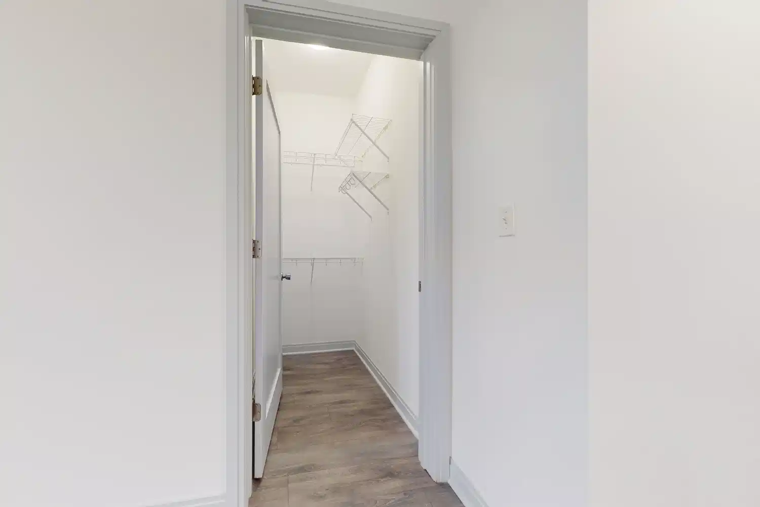 Exterior?w=400&h=260&fit=crop&q=40&auto=format&trim=auto
