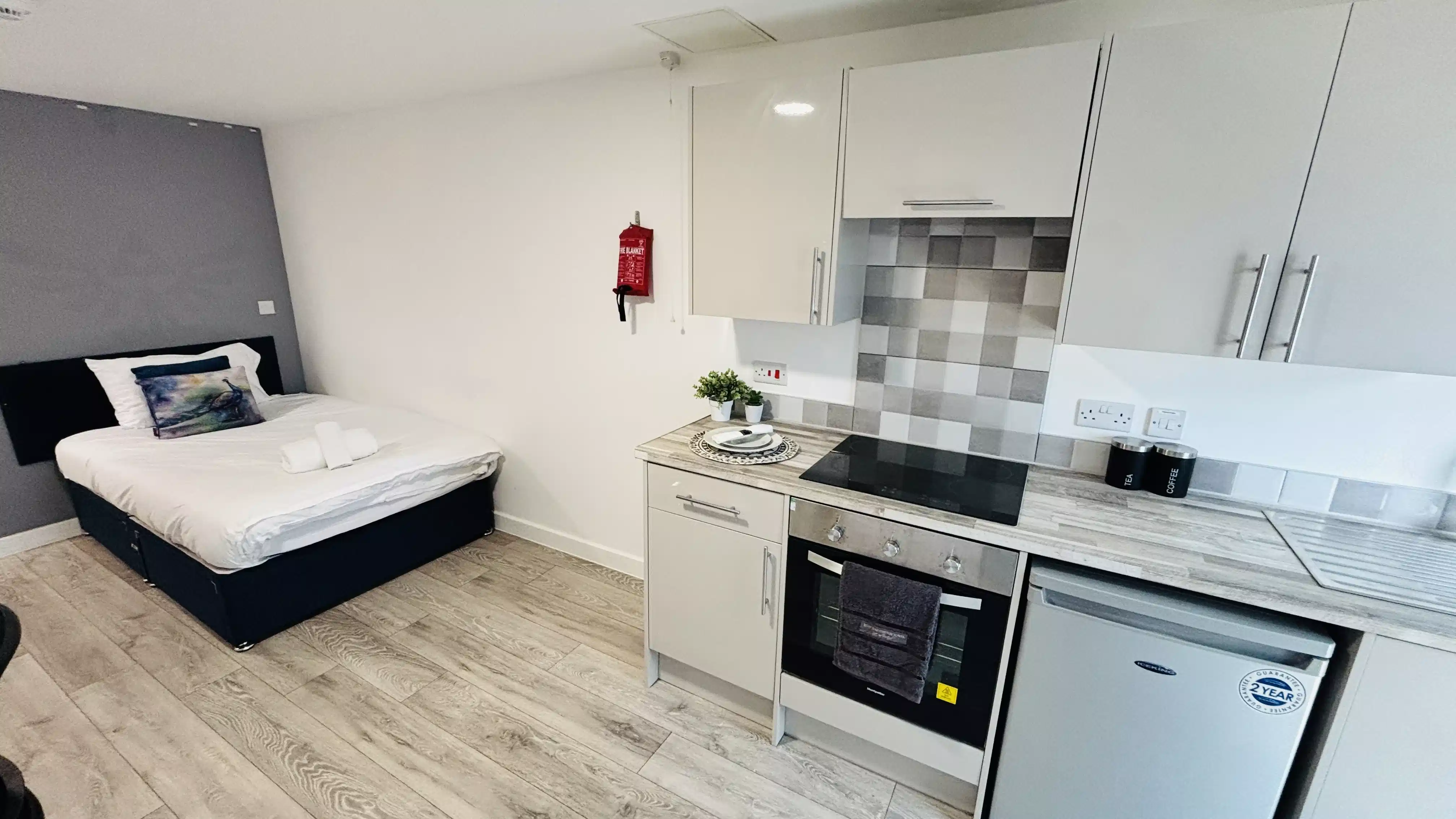 Bathroom?w=400&h=260&fit=crop&q=40&auto=format&trim=auto