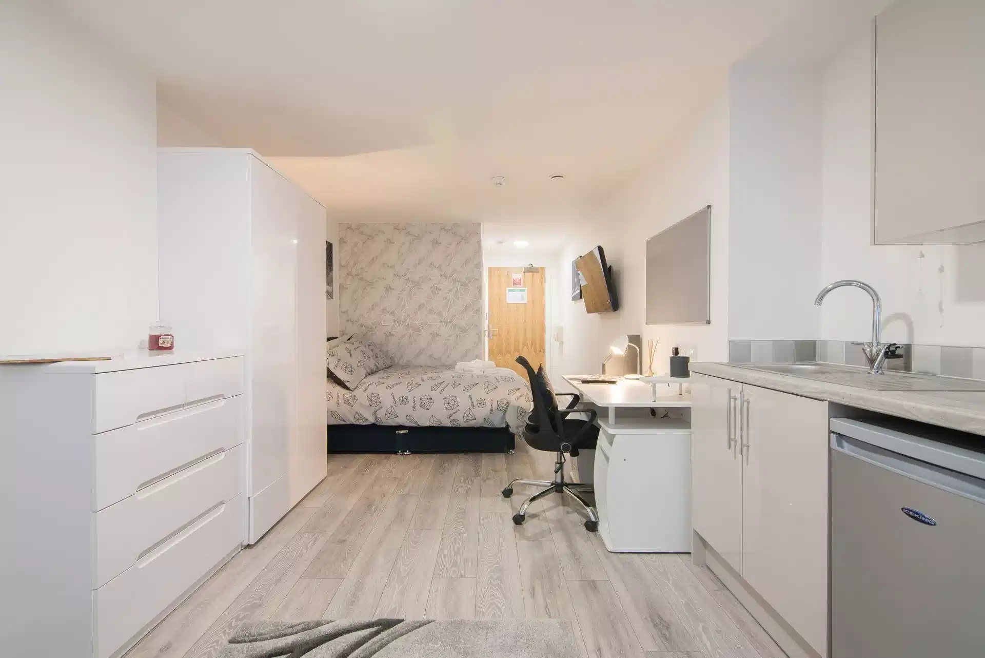 Bathroom?w=400&h=260&fit=crop&q=40&auto=format&trim=auto