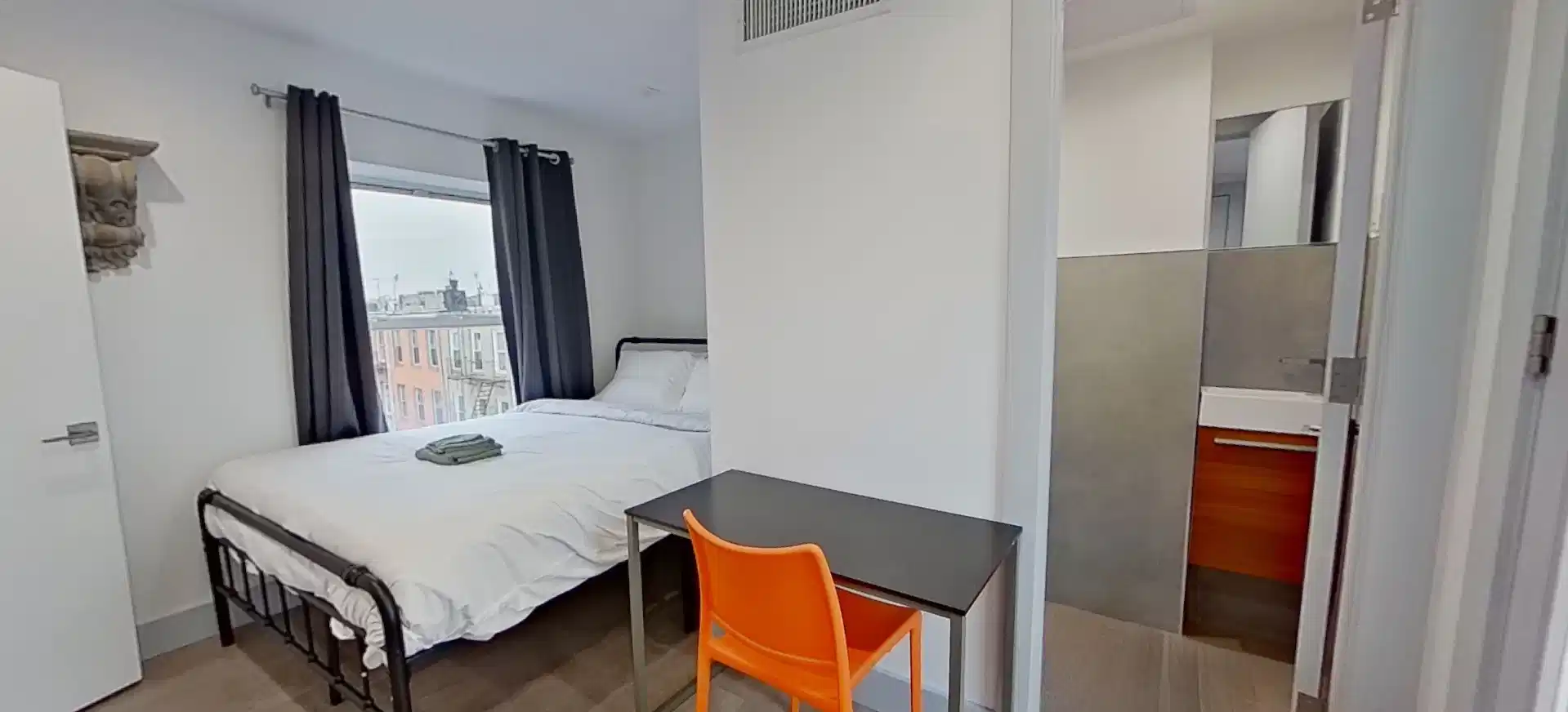 Common Area?w=400&h=260&fit=crop&q=40&auto=format&trim=auto