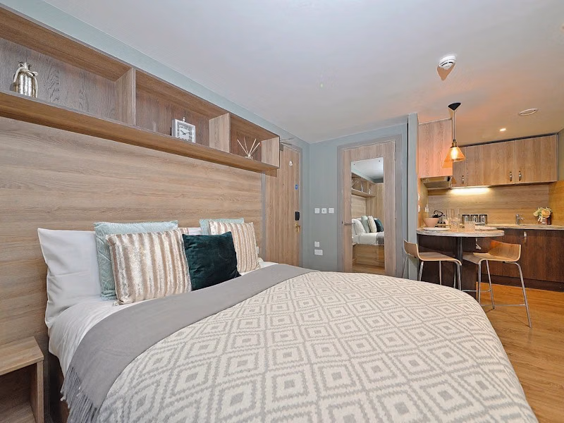 Common Area?w=400&h=260&fit=crop&q=40&auto=format&trim=auto