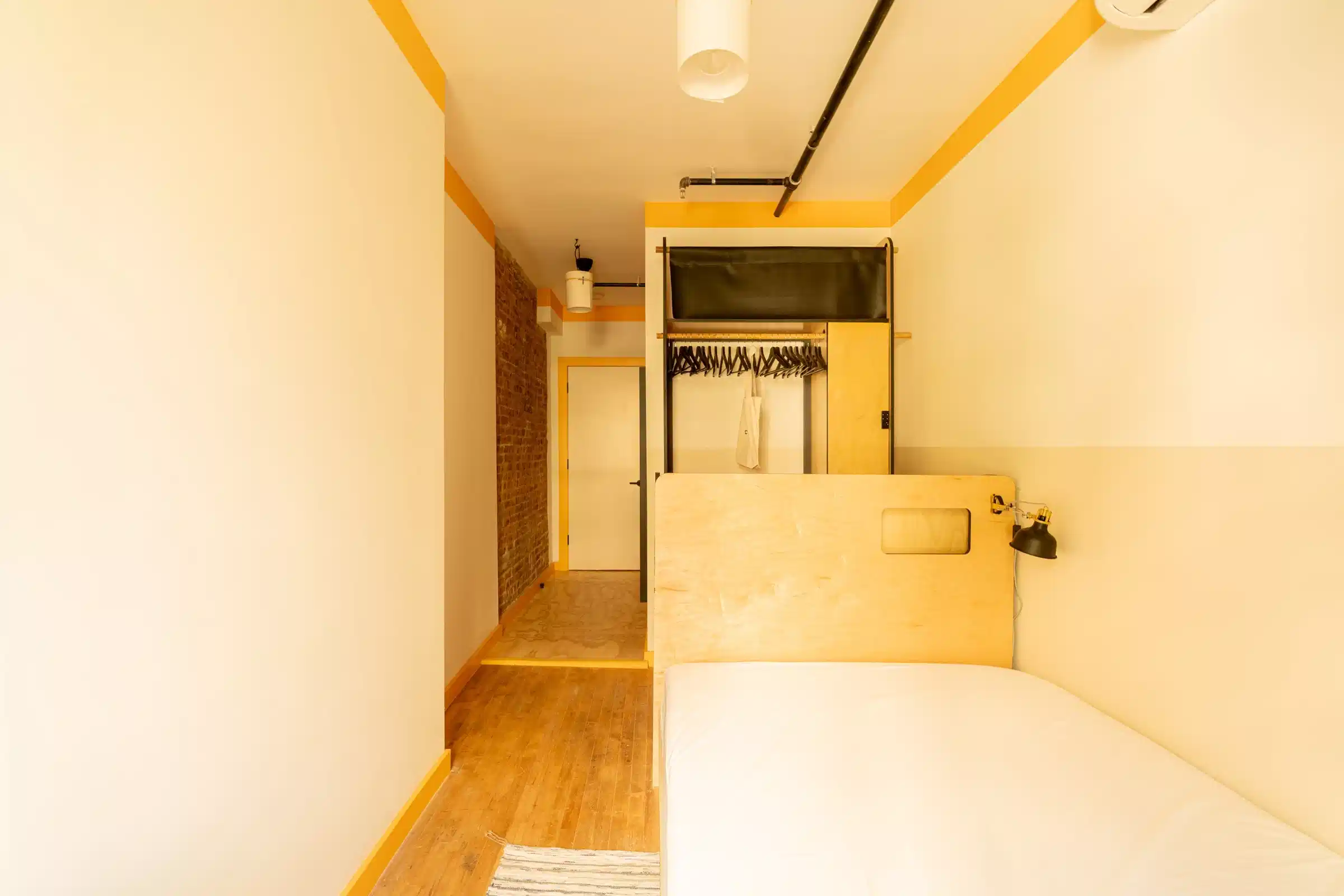 Common Area?w=400&h=260&fit=crop&q=40&auto=format&trim=auto