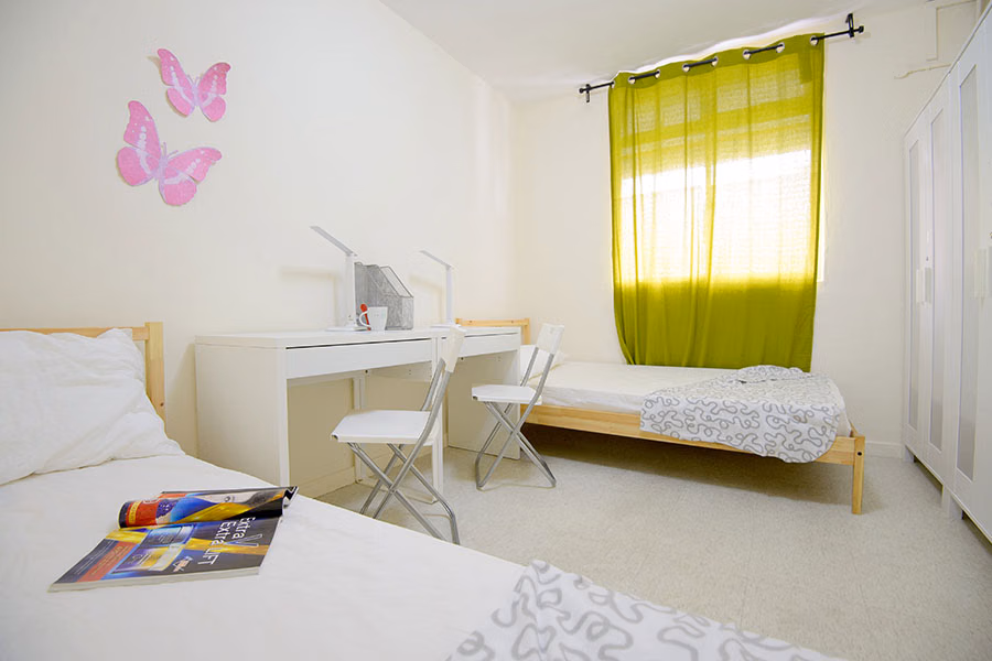 Bathroom?w=400&h=260&fit=crop&q=40&auto=format&trim=auto