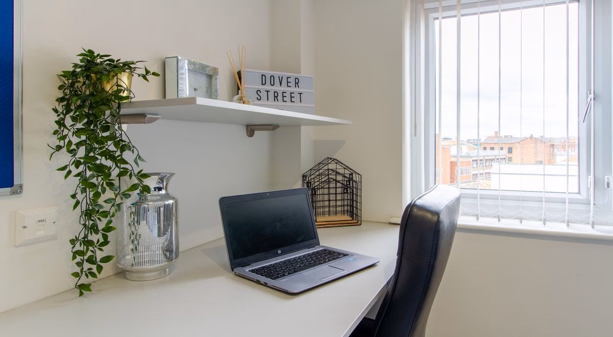 Exterior?w=400&h=260&fit=crop&q=40&auto=format&trim=auto