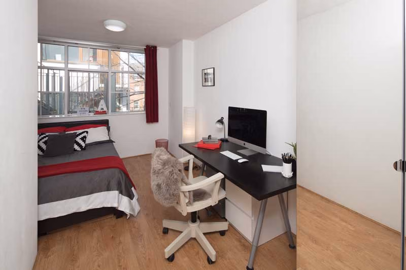 Room?w=400&h=260&fit=crop&q=40&auto=format&trim=auto