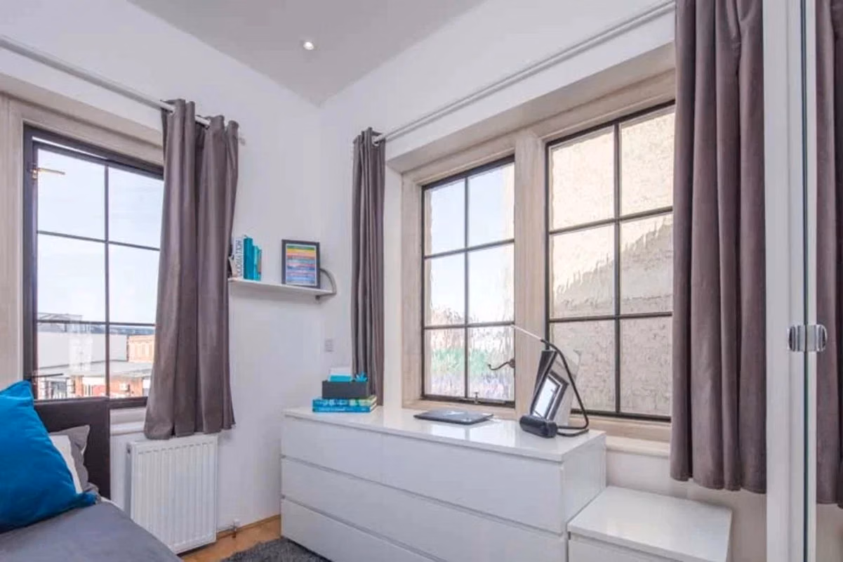 Room?w=400&h=260&fit=crop&q=40&auto=format&trim=auto