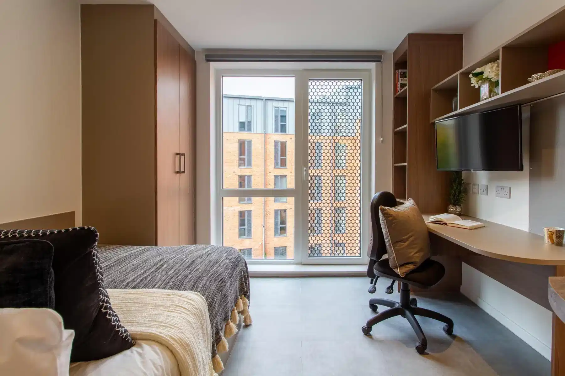 Common Area?w=400&h=260&fit=crop&q=40&auto=format&trim=auto