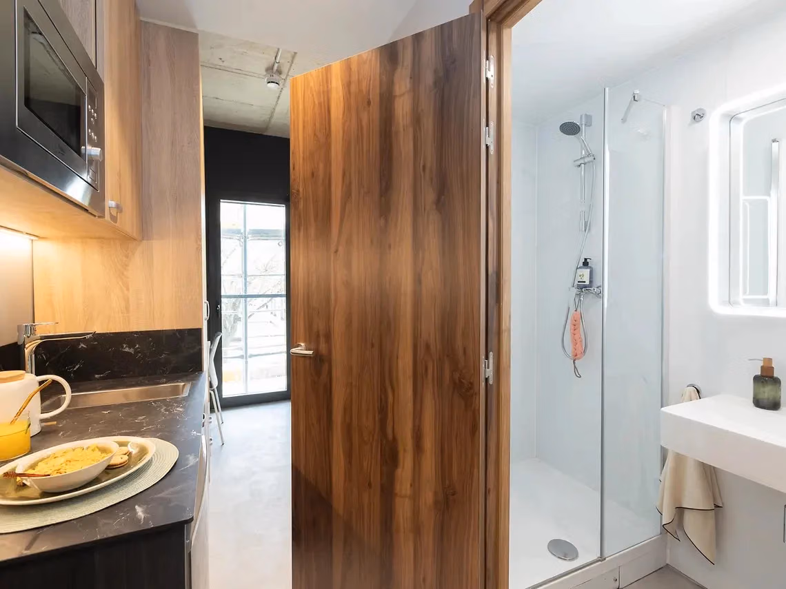 Kitchen?w=400&h=260&fit=crop&q=40&auto=format&trim=auto