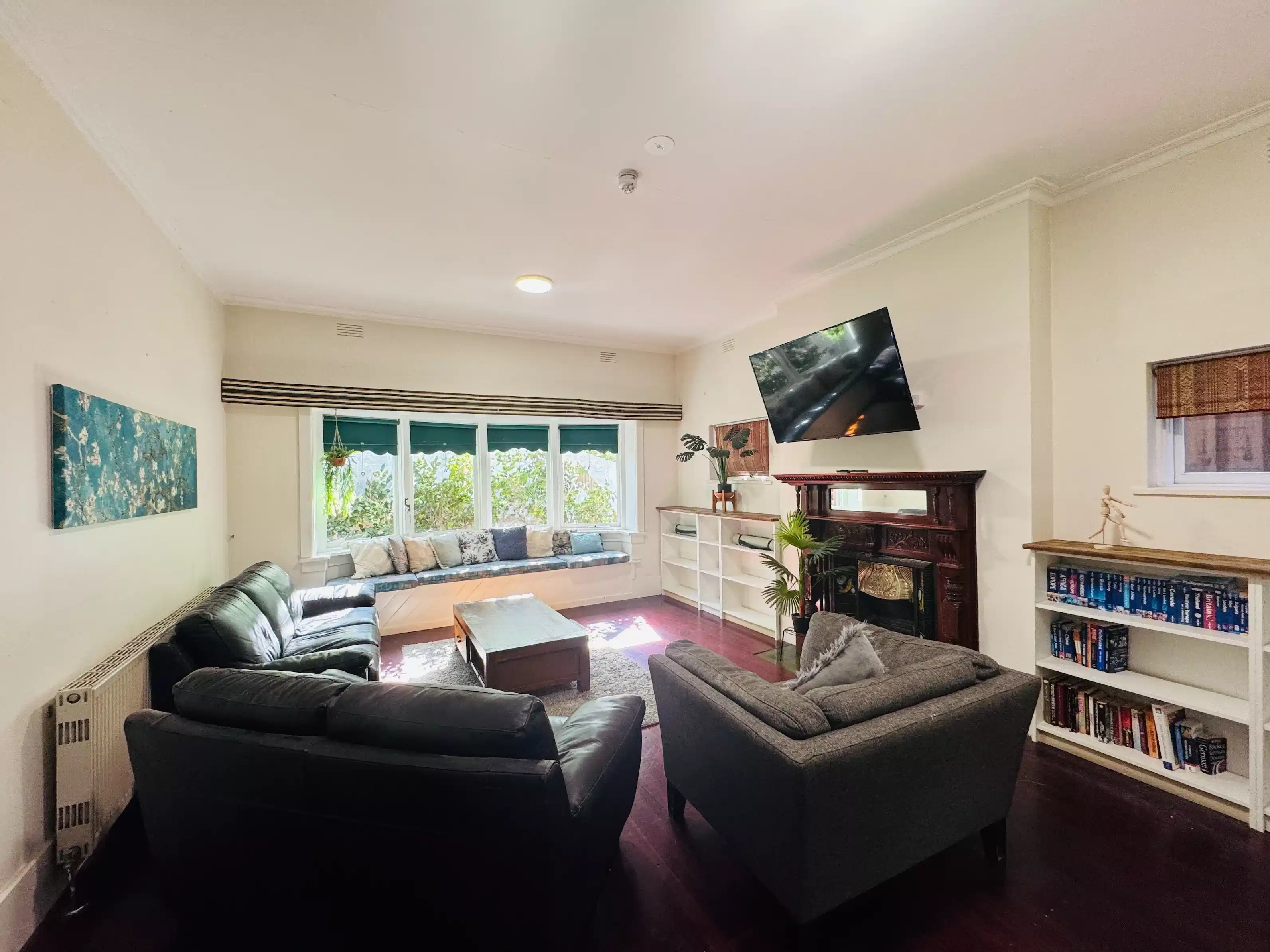 Exterior?w=400&h=260&fit=crop&q=40&auto=format&trim=auto