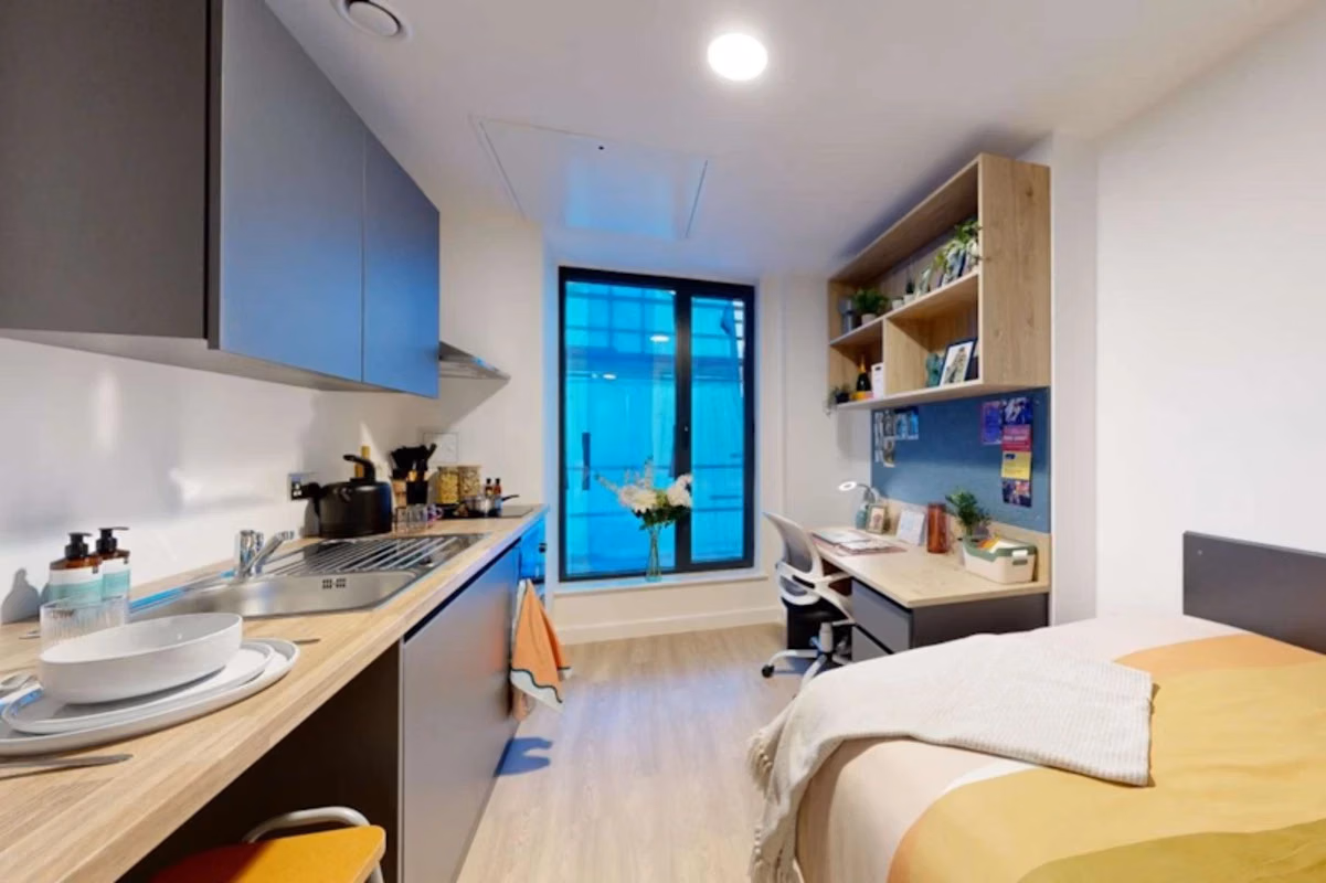 Floor Plan?w=400&h=260&fit=crop&q=40&auto=format&trim=auto