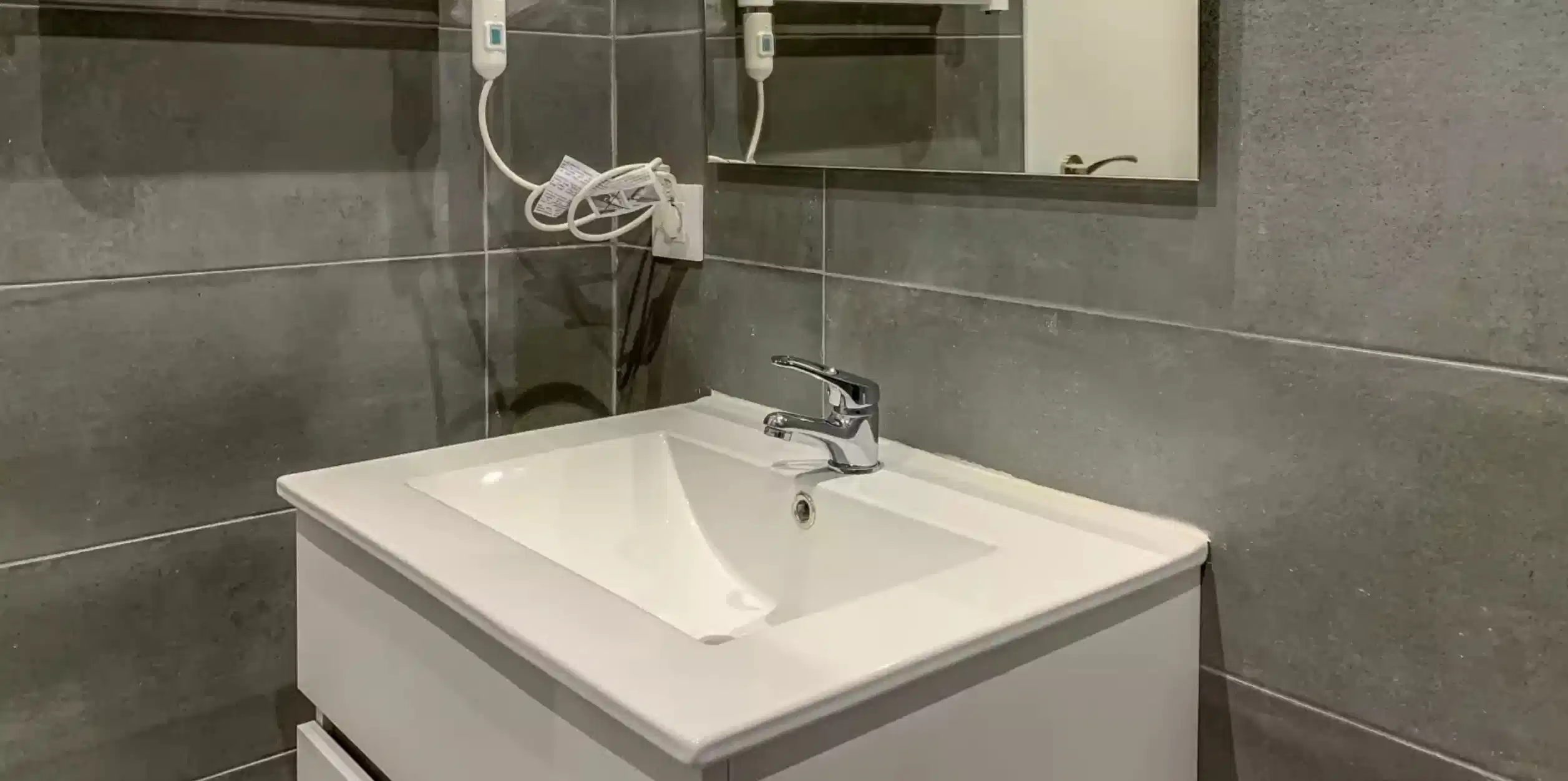 Common Area?w=400&h=260&fit=crop&q=40&auto=format&trim=auto