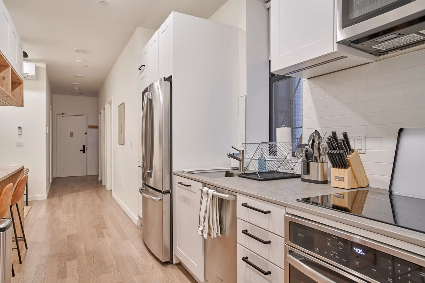 Exterior?w=400&h=260&fit=crop&q=40&auto=format&trim=auto