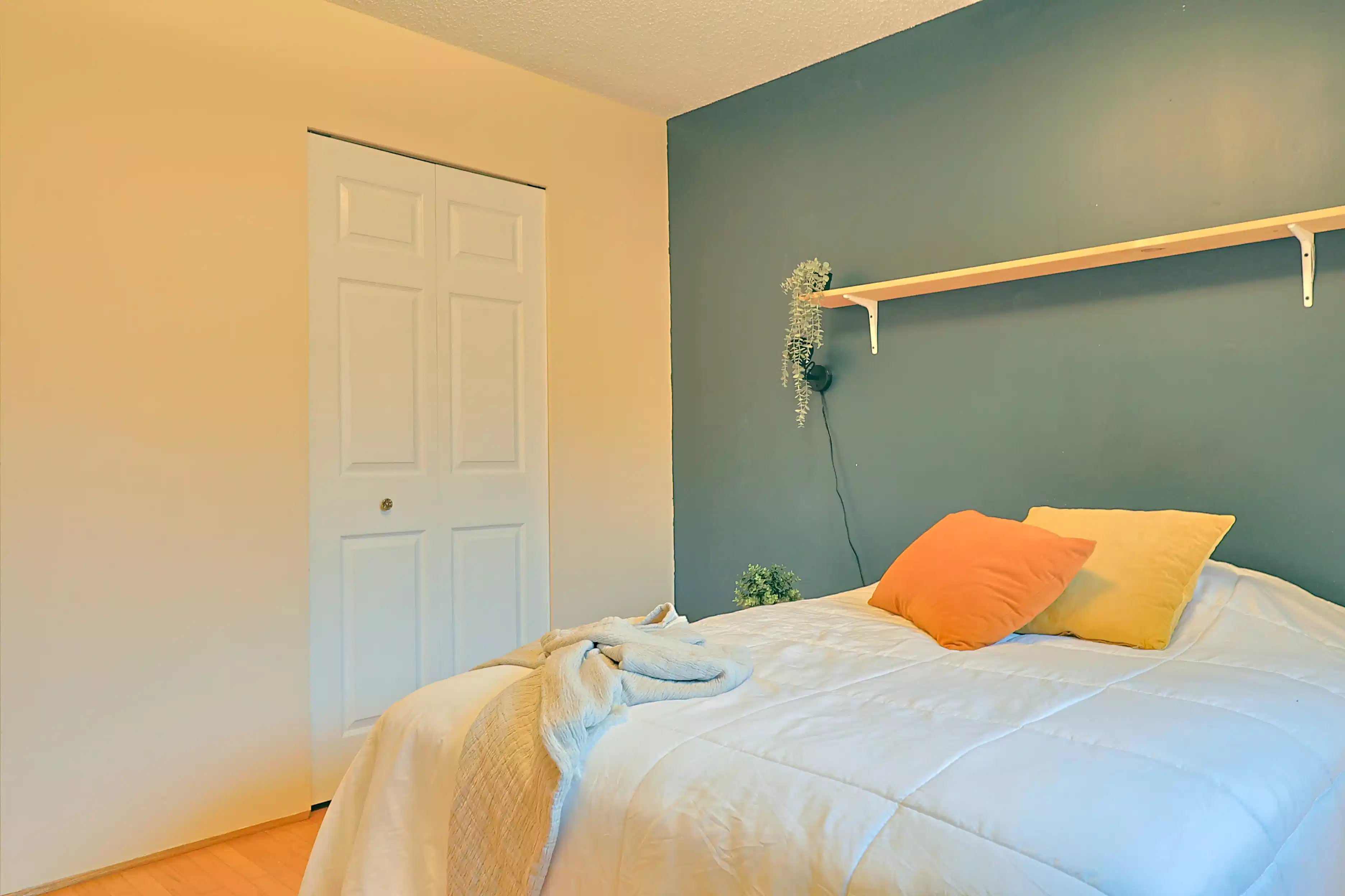 Gastown Room - Bedroom?w=400&h=260&fit=crop&q=40&auto=format&trim=auto
