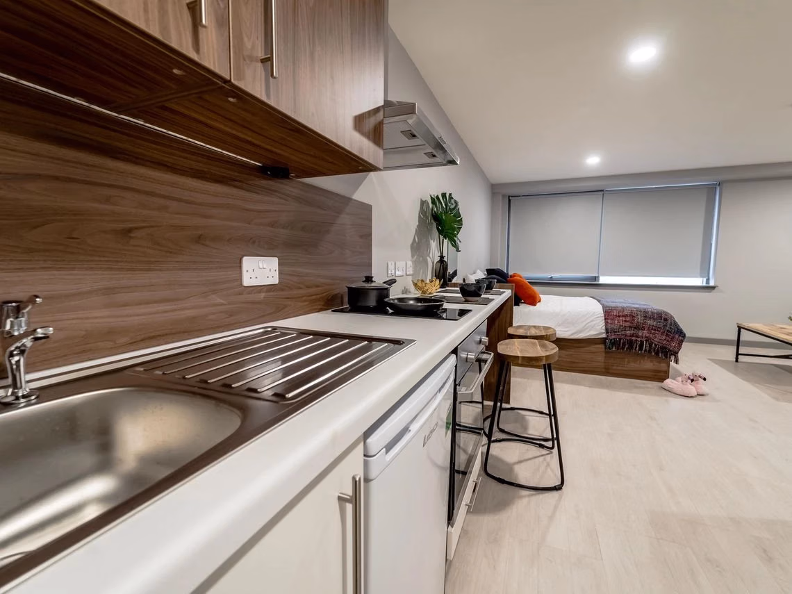 Exterior?w=400&h=260&fit=crop&q=40&auto=format&trim=auto