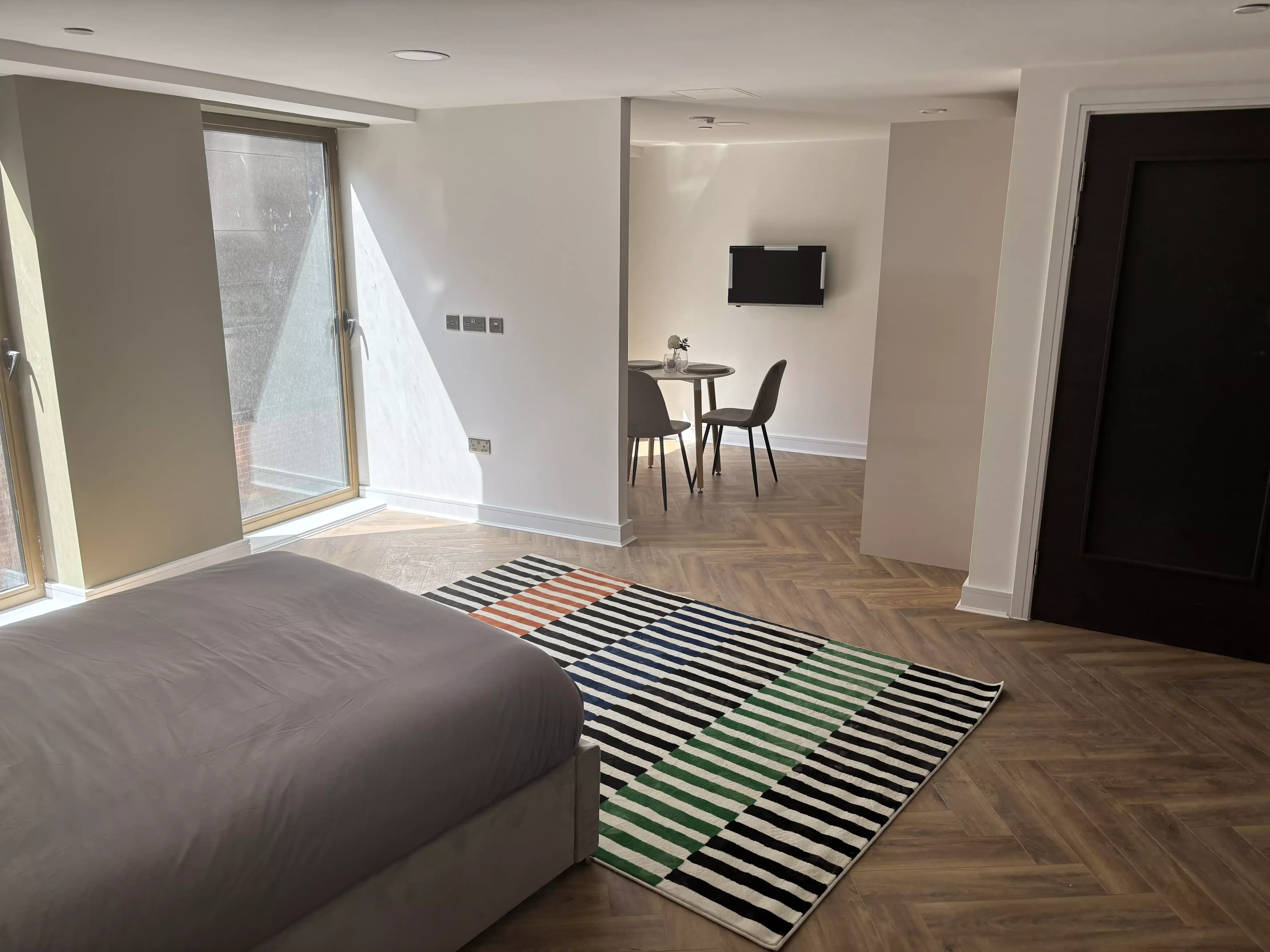 Amenities?w=400&h=260&fit=crop&q=40&auto=format&trim=auto