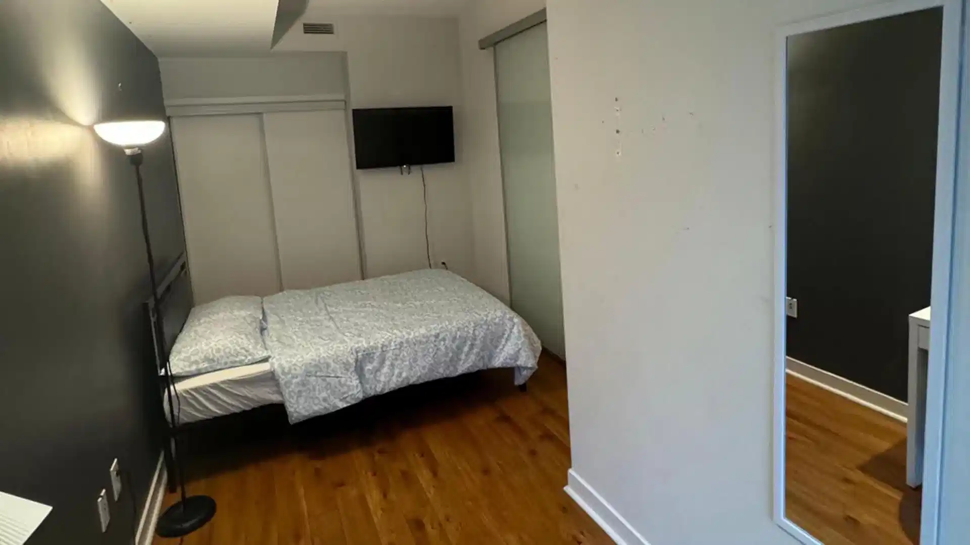 Common Area?w=400&h=260&fit=crop&q=40&auto=format&trim=auto