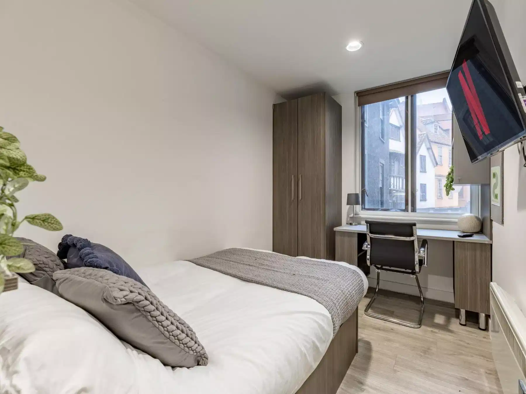 Amenities?w=400&h=260&fit=crop&q=40&auto=format&trim=auto