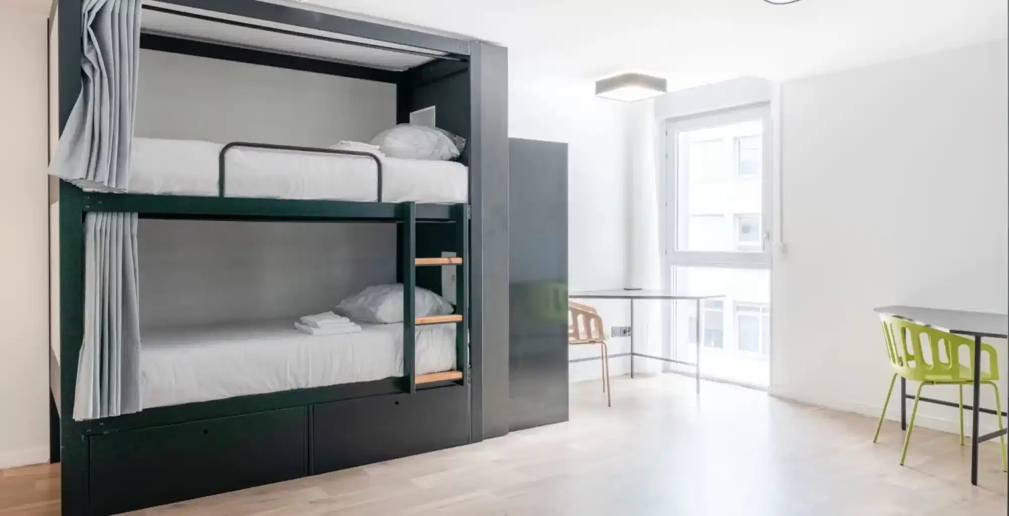 Exterior?w=400&h=260&fit=crop&q=40&auto=format&trim=auto