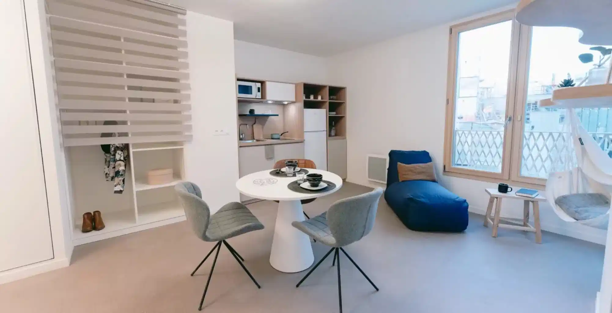 Common Area?w=400&h=260&fit=crop&q=40&auto=format&trim=auto