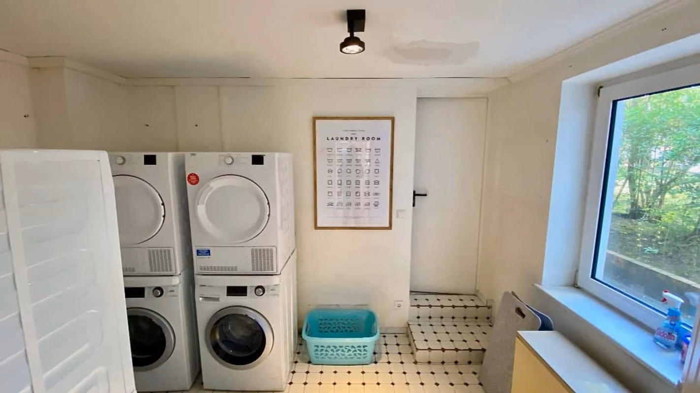 Common Area?w=400&h=260&fit=crop&q=40&auto=format&trim=auto