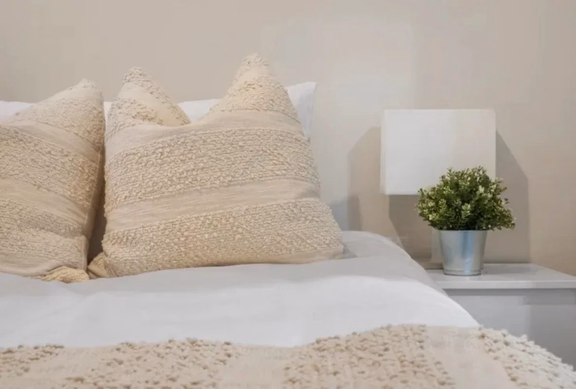 Bedroom?w=400&h=260&fit=crop&q=40&auto=format&trim=auto