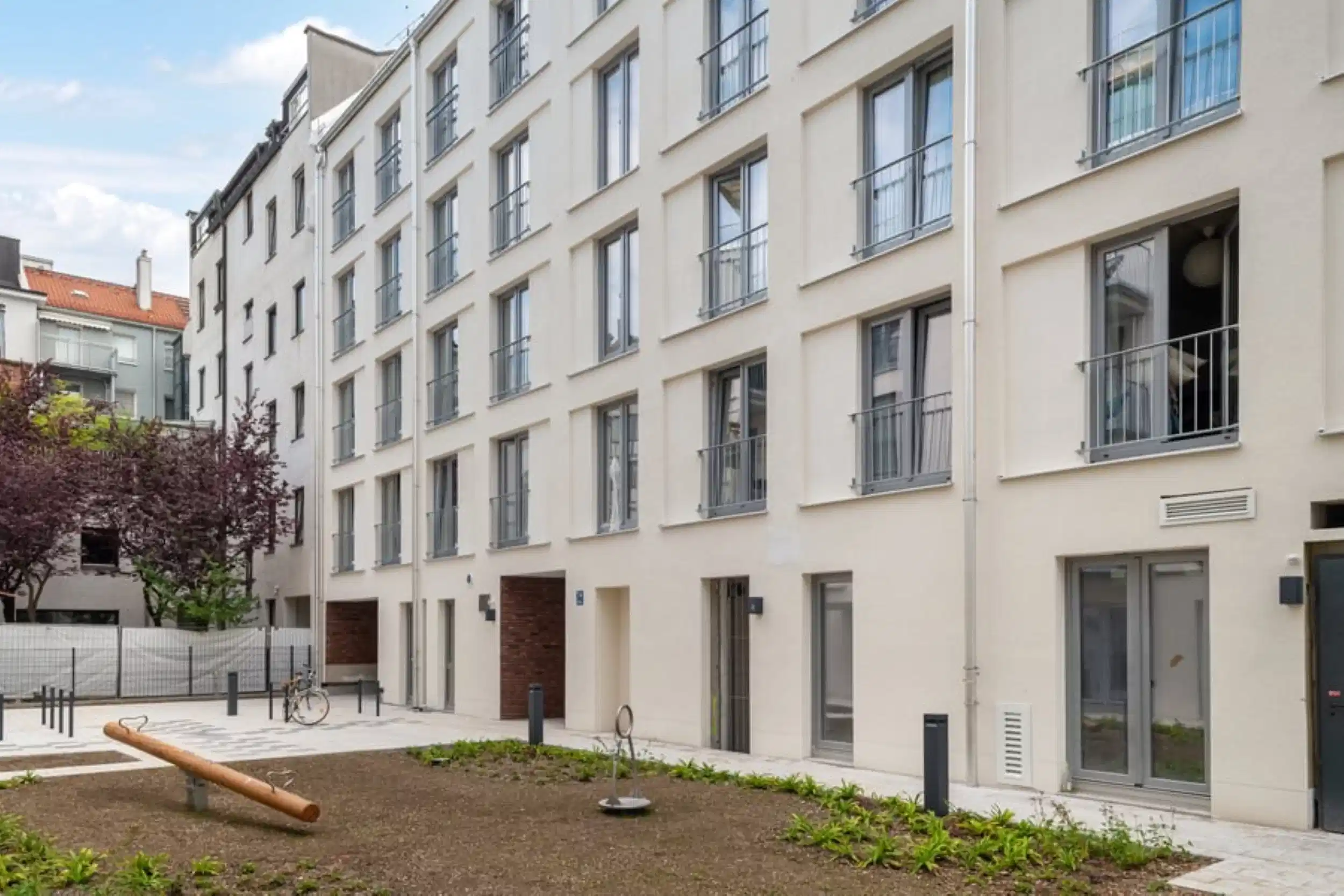 Exterior?w=400&h=260&fit=crop&q=40&auto=format&trim=auto