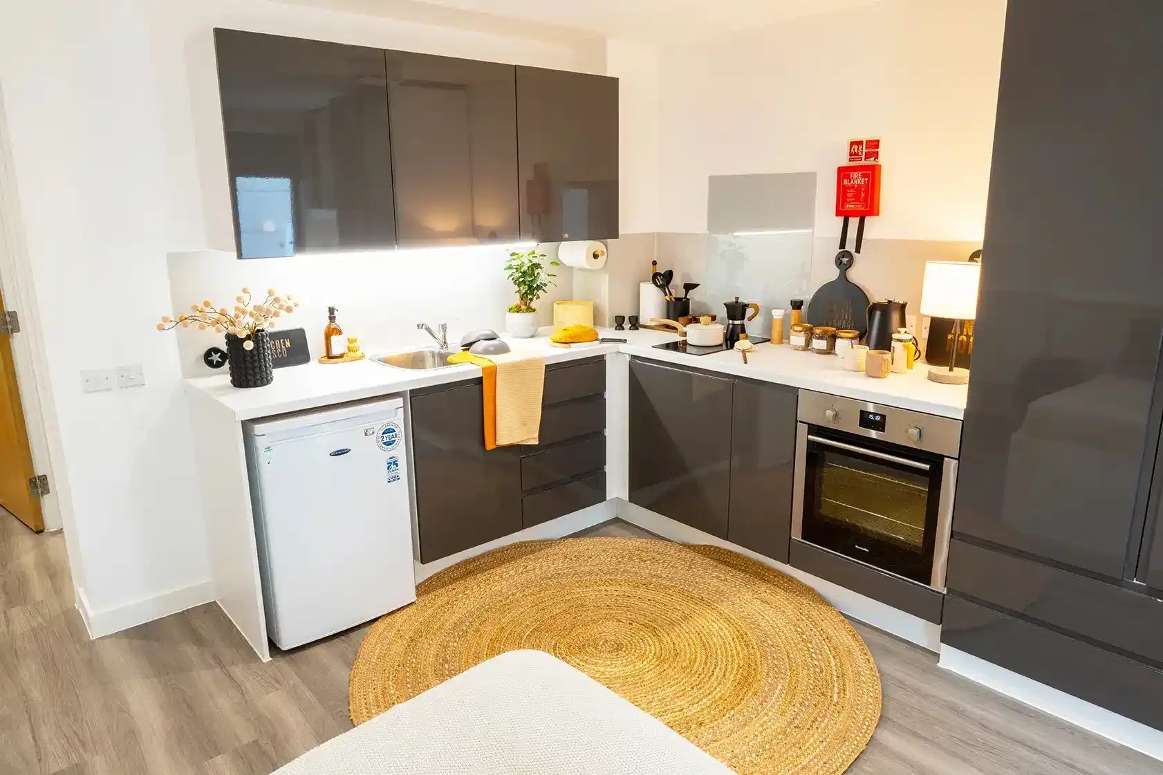 Common Area?w=400&h=260&fit=crop&q=40&auto=format&trim=auto