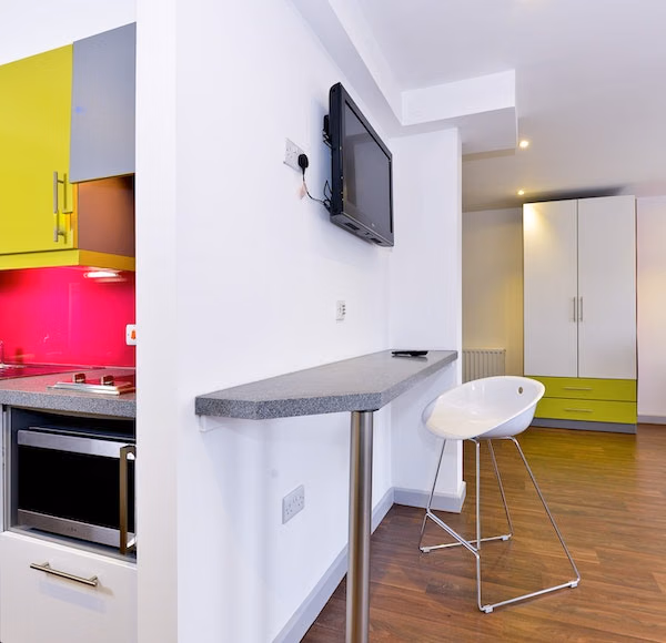 Exterior?w=400&h=260&fit=crop&q=40&auto=format&trim=auto