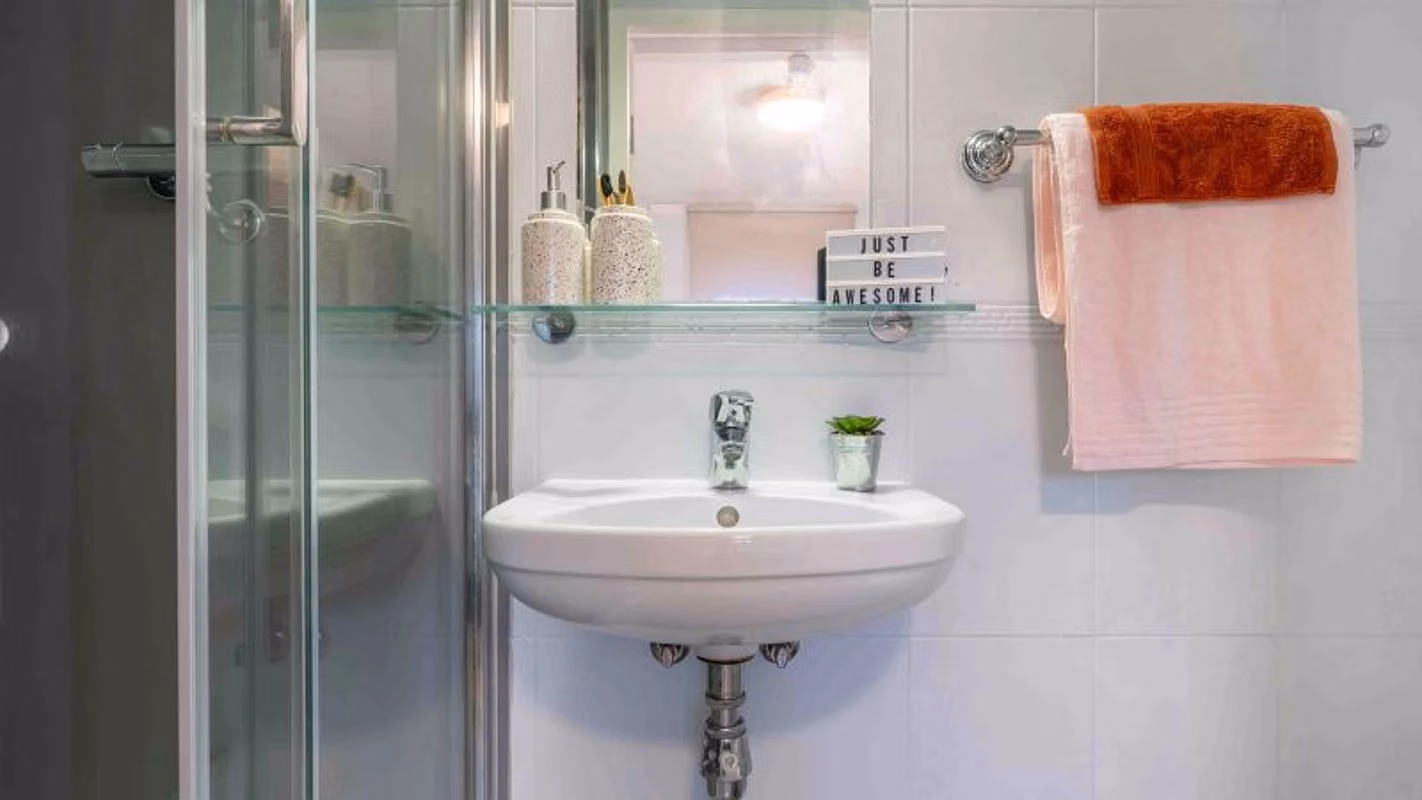 Amenities?w=400&h=260&fit=crop&q=40&auto=format&trim=auto