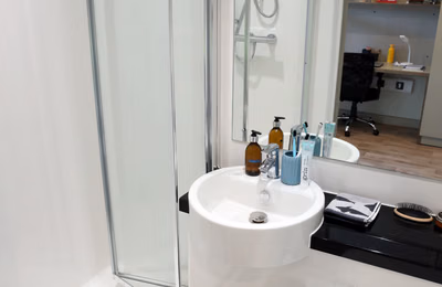 Amenities?w=400&h=260&fit=crop&q=40&auto=format&trim=auto