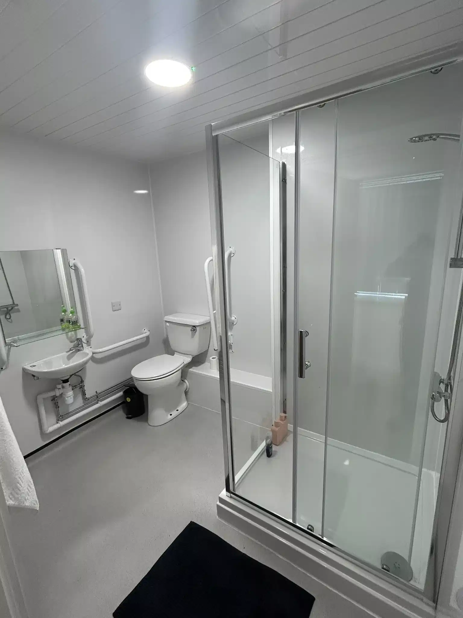 Exterior?w=400&h=260&fit=crop&q=40&auto=format&trim=auto