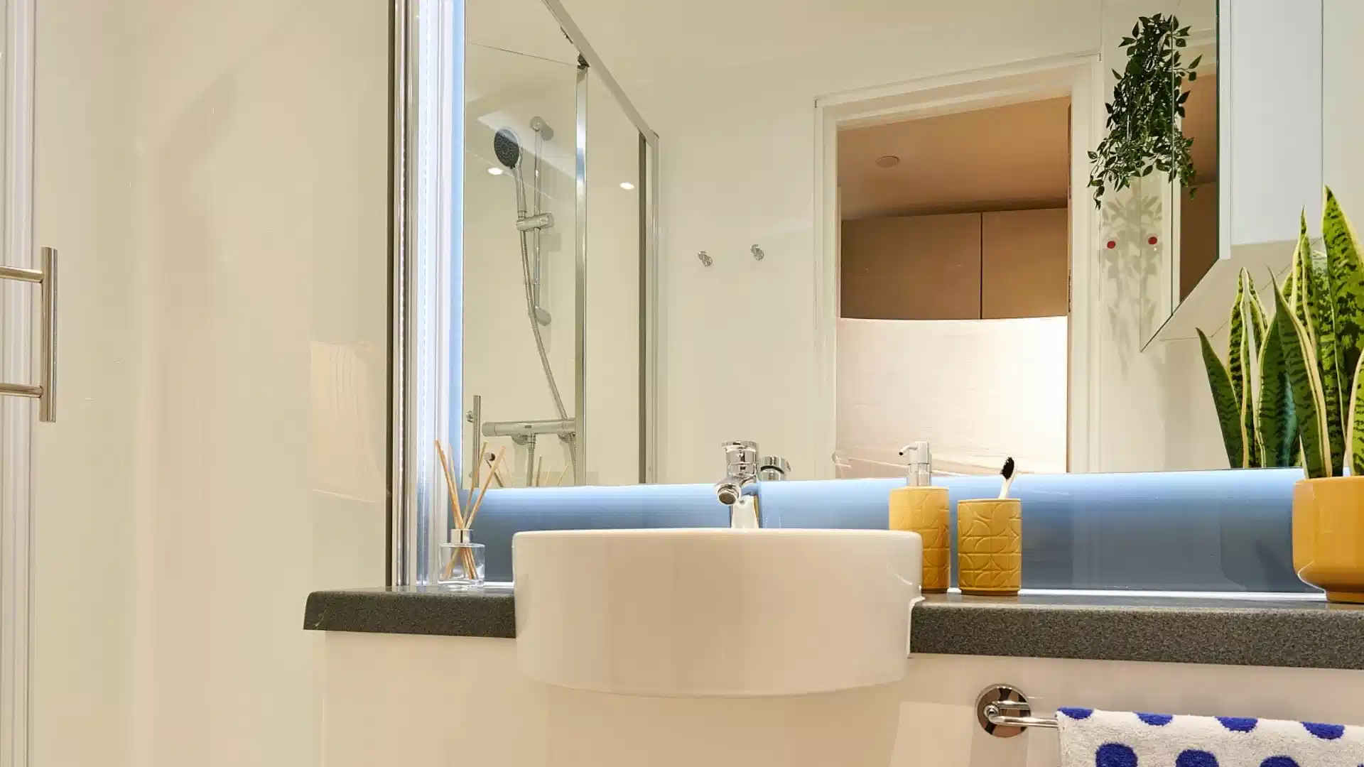 Common Area?w=400&h=260&fit=crop&q=40&auto=format&trim=auto