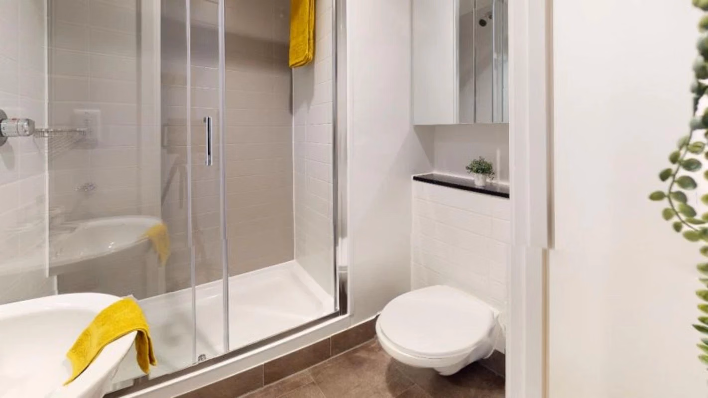 Common Area?w=400&h=260&fit=crop&q=40&auto=format&trim=auto