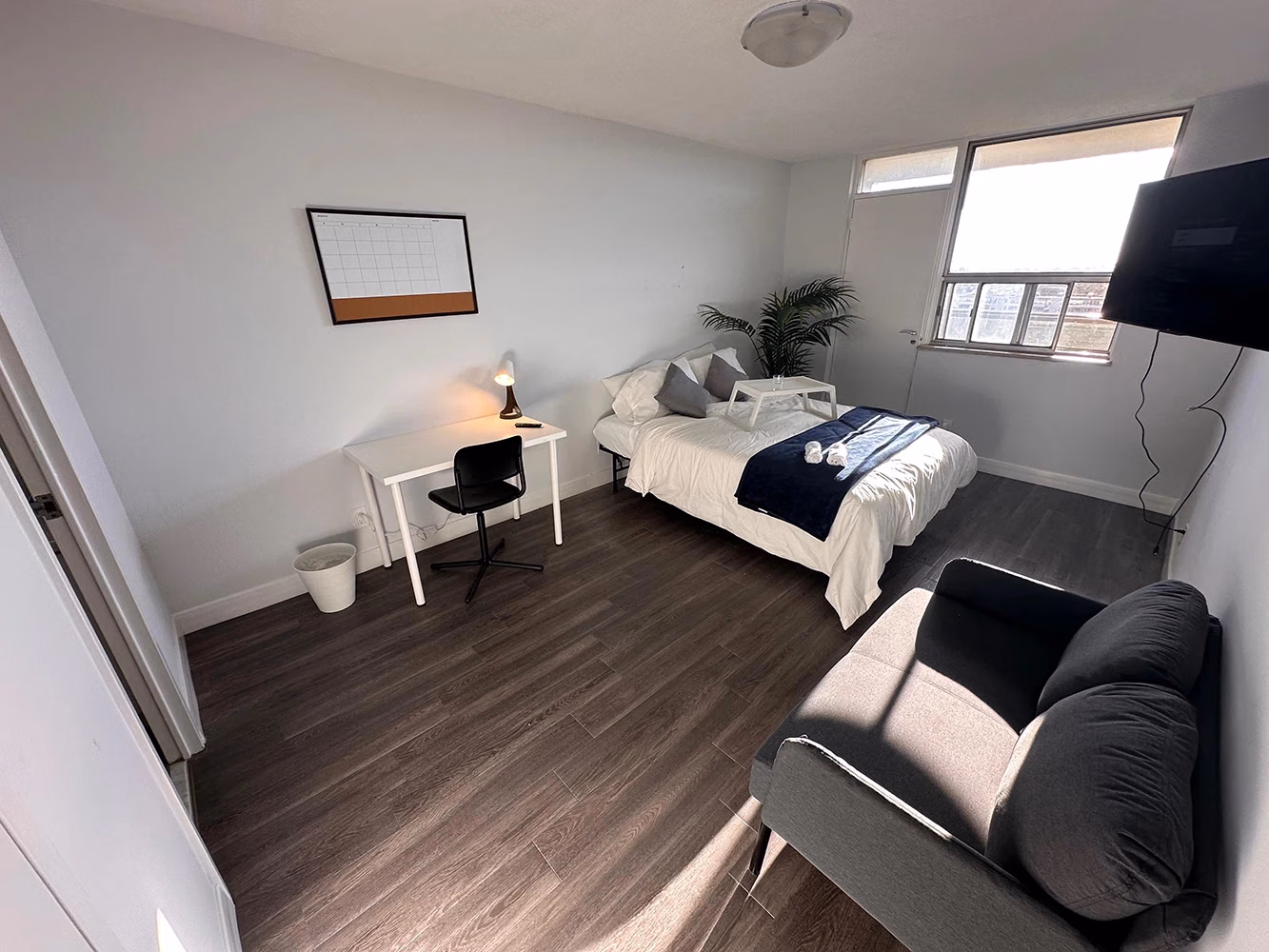 Common Area?w=400&h=260&fit=crop&q=40&auto=format&trim=auto