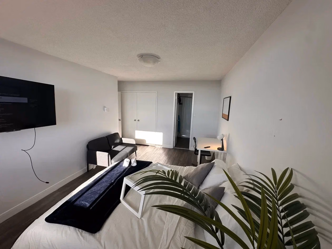 Common Area?w=400&h=260&fit=crop&q=40&auto=format&trim=auto